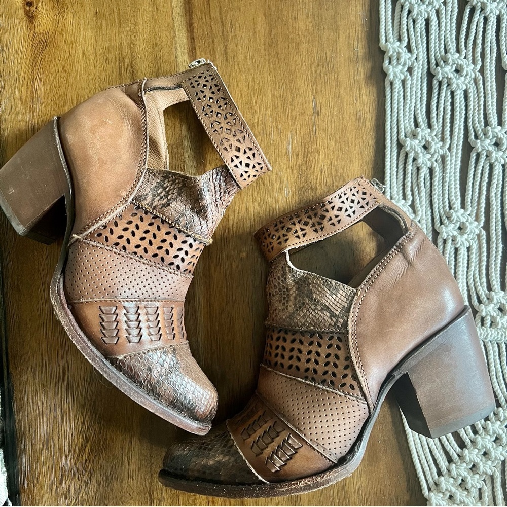 CUADRA BROWN SNAKE STYLE BOOTS SIZE 7